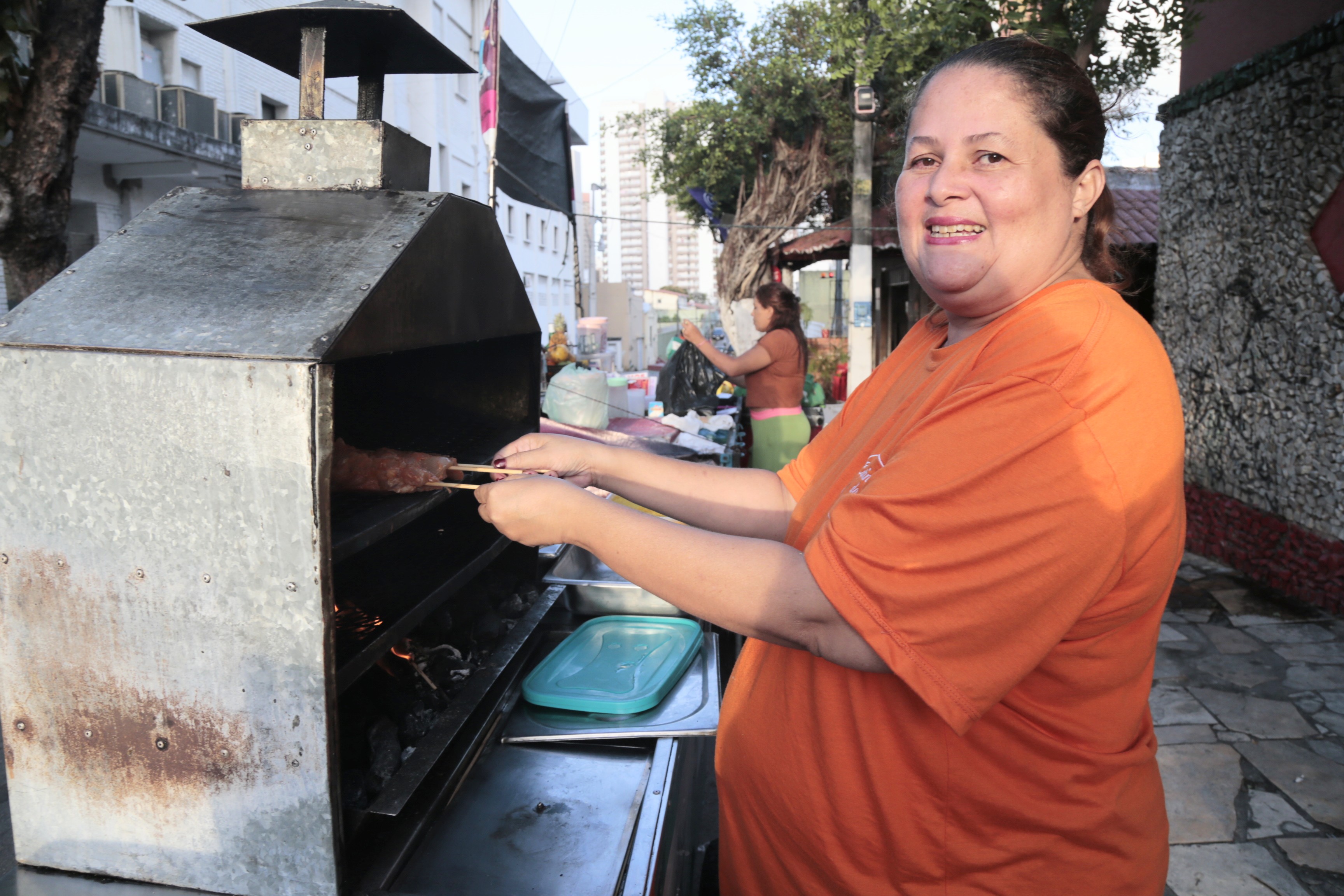 juliana vieira no seu carrinho de churrasco